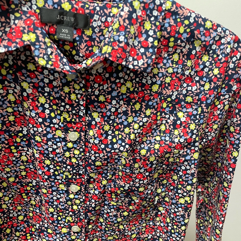 J. Crew button down shirt. 100% cotton, no stains and gently used.